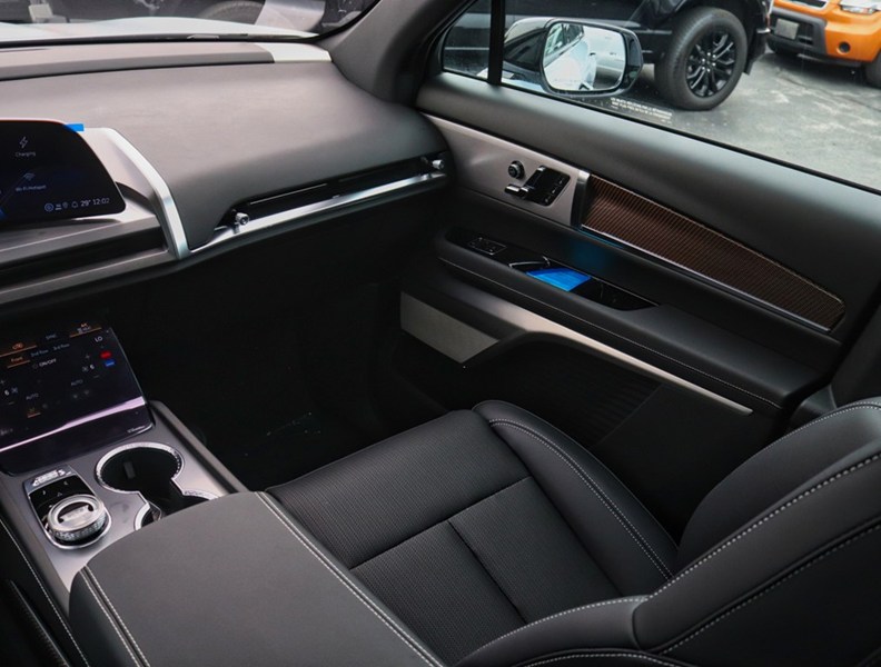 2027 Cadillac VISTIQ AWD 4dr Sport