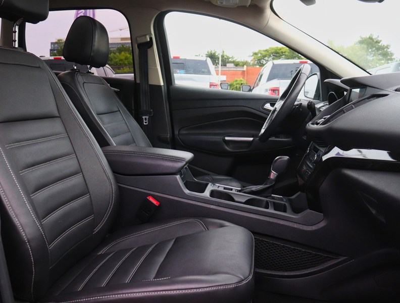 2017 Ford Escape Titanium | 2.0L | ROOF | NAV | BLIS | 19s
