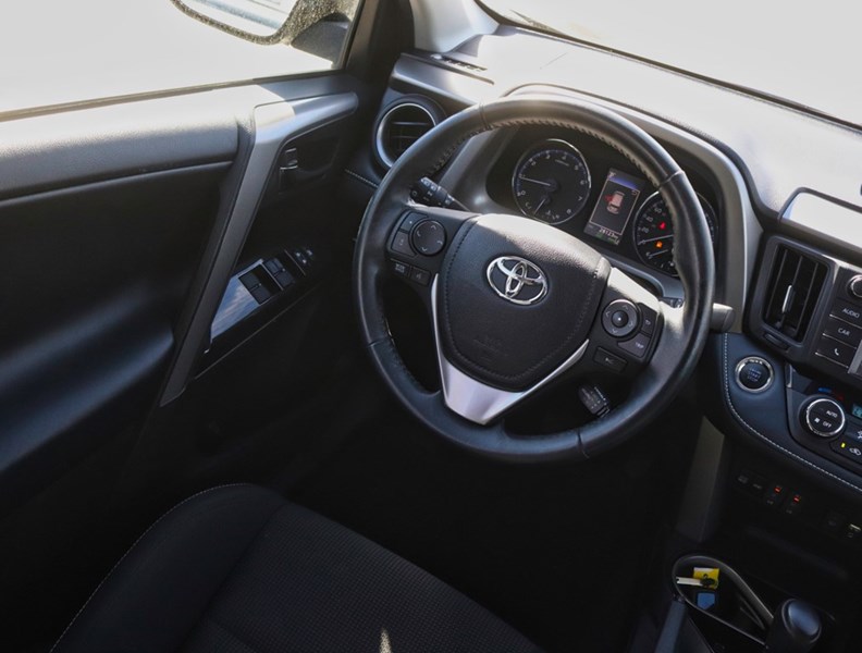 2018 Toyota RAV4 FWD XLE/ SUPER LOW KM/BLIND SPOT