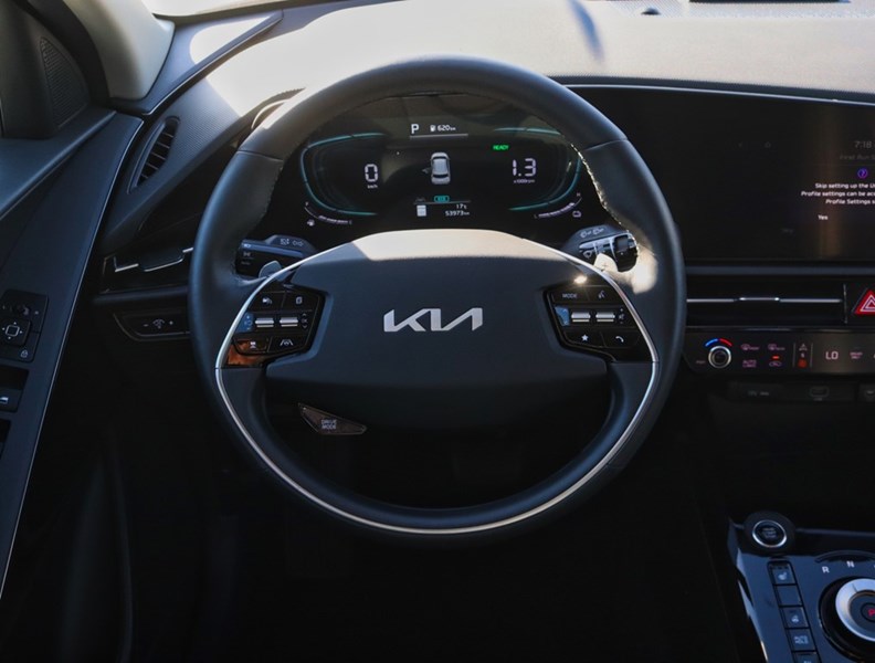 2024 Kia Niro PHEV 1000KM/TANK/BEST IN CLASS CARGO/OFF-LEASE