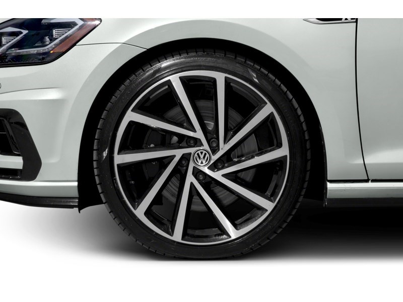 2018 Volkswagen Golf R 5-door DSG Exterior Shot 5