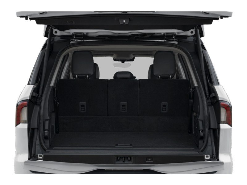 2027 Lincoln Navigator Reserve 4x4 Exterior Shot 4